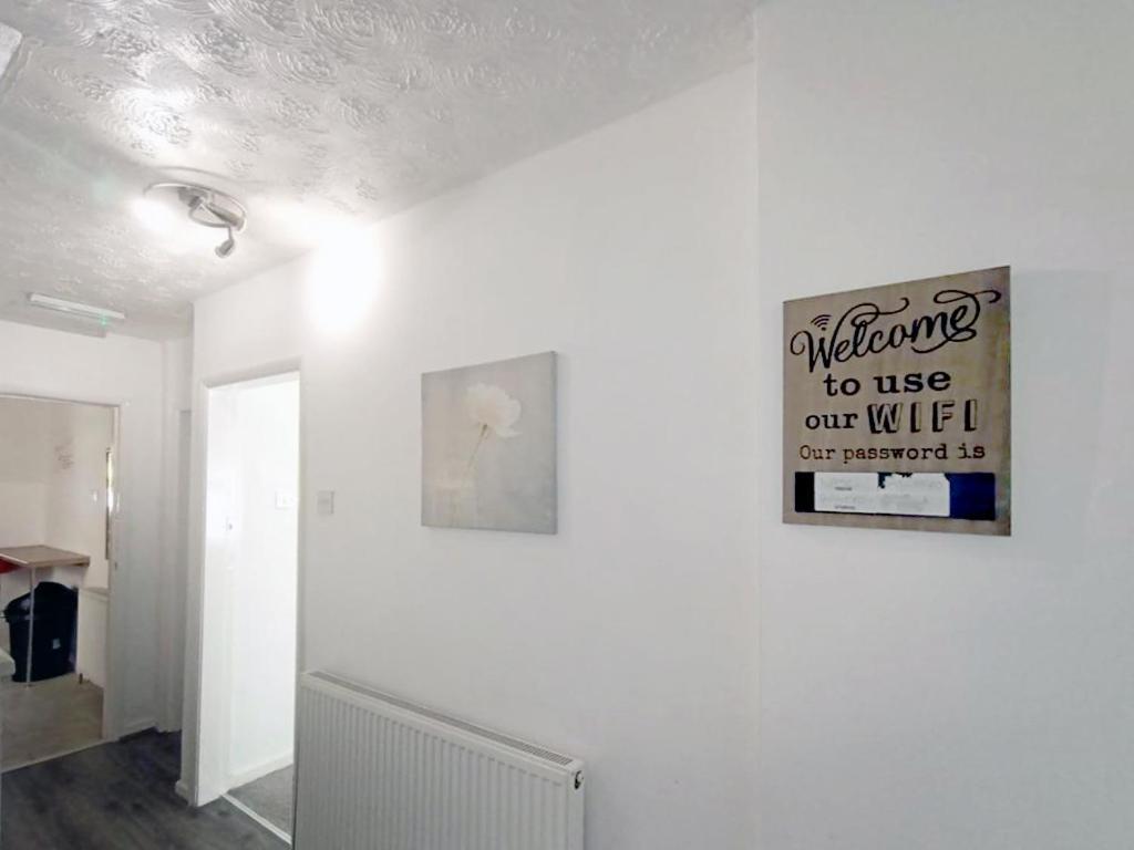 Cozy 4 Bedroom House In Smethwick With 4 Bathrooms Perfect For Contractors And Families Birmingham Exterior photo