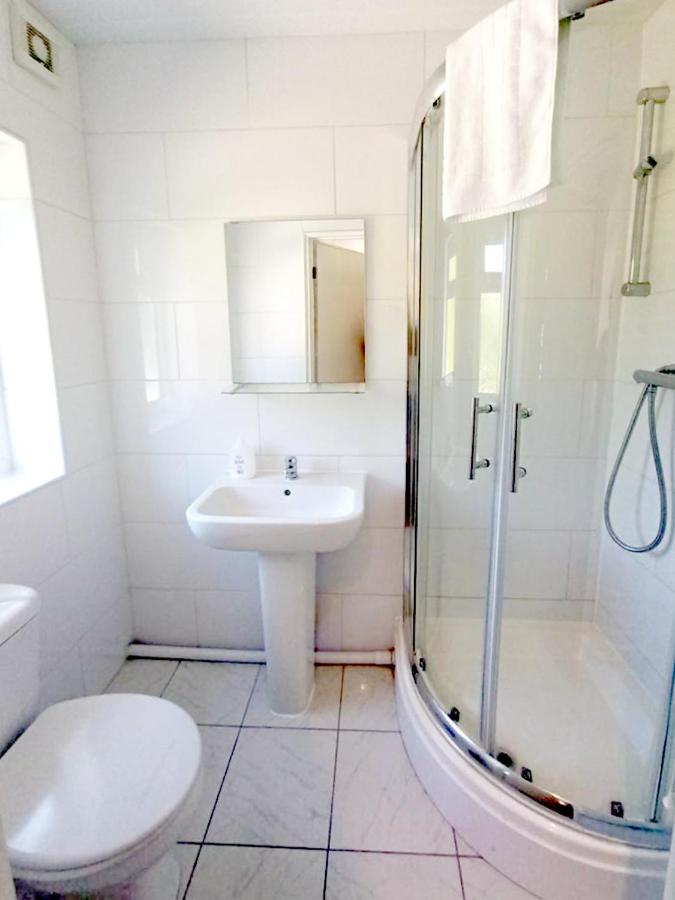 Cozy 4 Bedroom House In Smethwick With 4 Bathrooms Perfect For Contractors And Families Birmingham Exterior photo